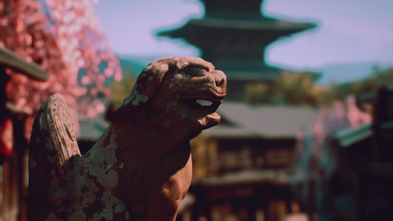 일본의 한 사원 에 있는 고대 석조 코마이누 동상