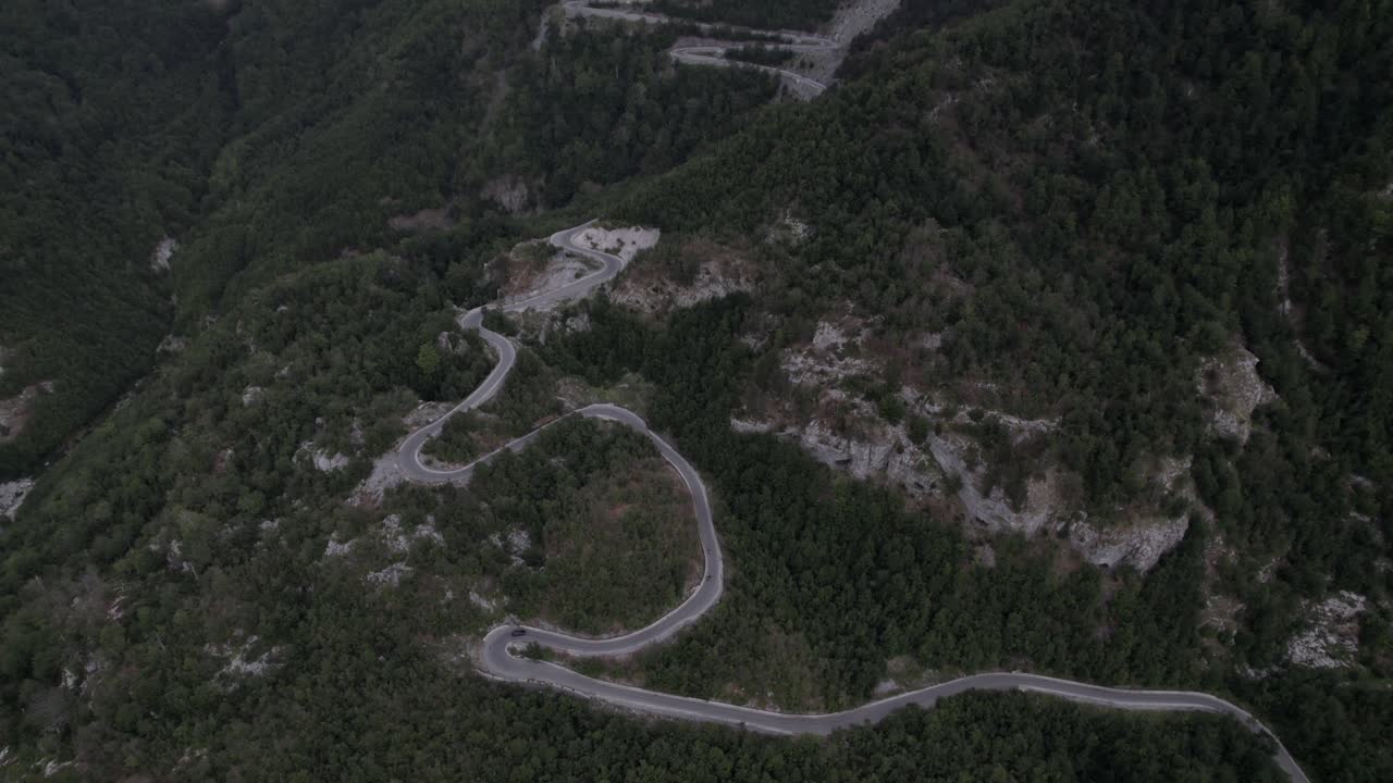 video de dron de la toma "panorámica hacia atrás" del sinuoso camino de sh21 en la cima del paso de montaña del valle theth