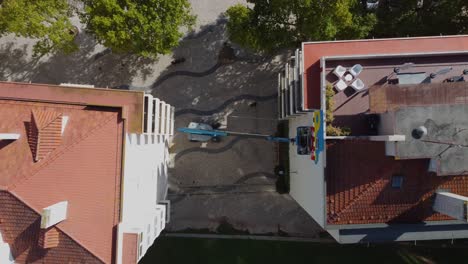 perspectivas elevadas: fotografía de un avión no tripulado que asciende cerca de dos manzanas en la vibrante ciudad de lisboa, revelando la majestuosidad urbana