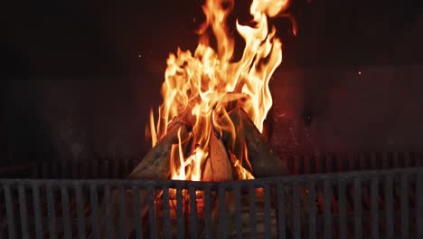 cierre del fuego ardiendo en la chimenea en la sala de estar