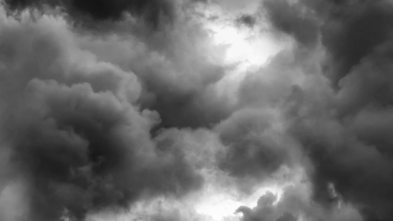 punto de vista de una tormenta que ocurre dentro de una nube cúmulo