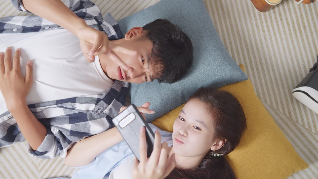 십대 들 이 함께 즐거운 시간 을 보내고 있다