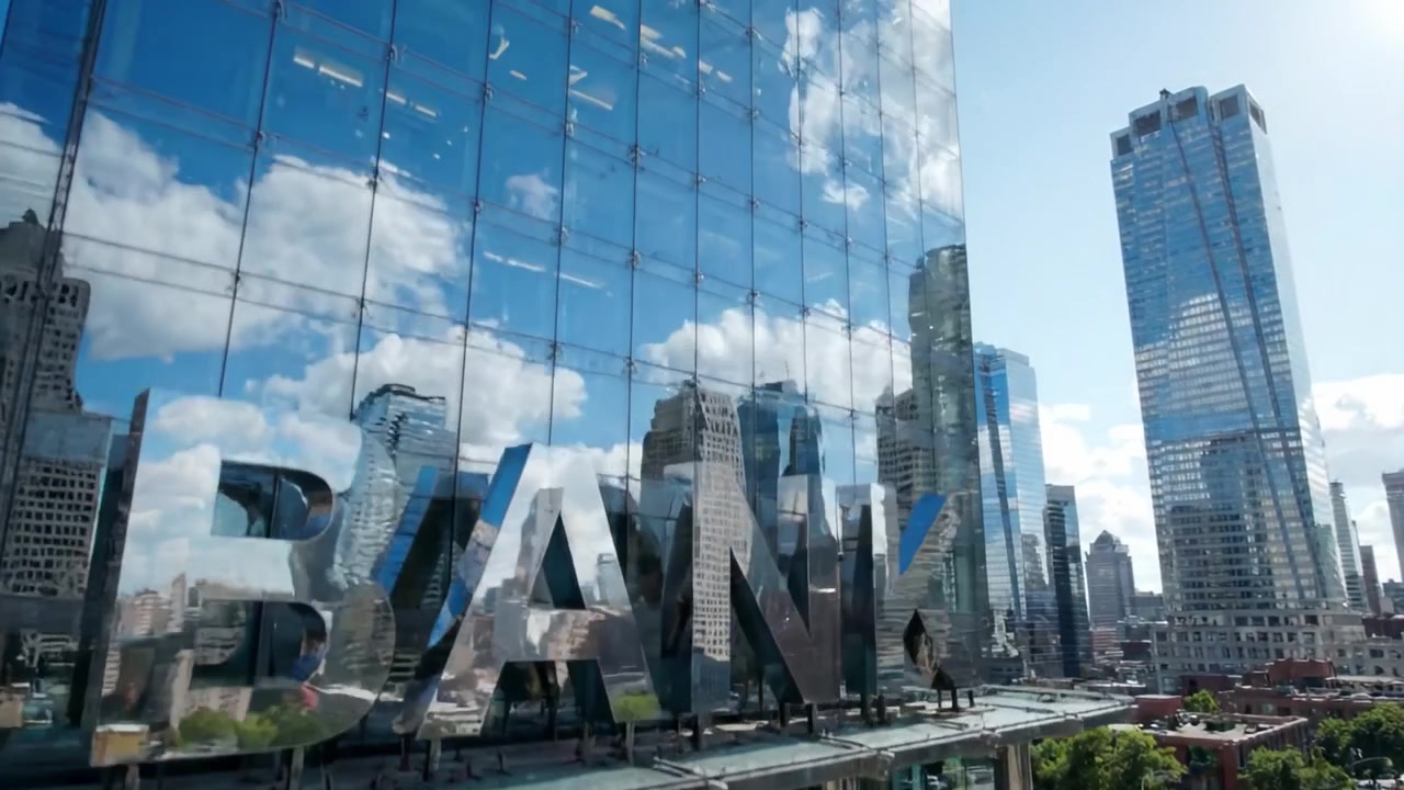 Um Reflexo da Arquitetura Moderna: Capturando as Deslumbrantes Fachadas de Vidro e a Paisagem Urbana em um Ambiente de Cidade Movimentada