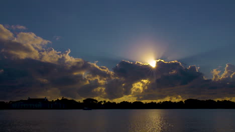 Rayos-De-Sol-Sobre-Nubes-Dramáticas-Temprano-En-La-Mañana-En-El-Sur-De-Florida,-U