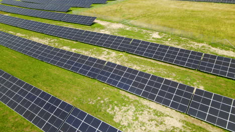 Vista-Aérea-Del-Campo-Verde-Con-Paneles-De-Energía-Solar-Para-La-Producción-De-Electricidad-Renovable