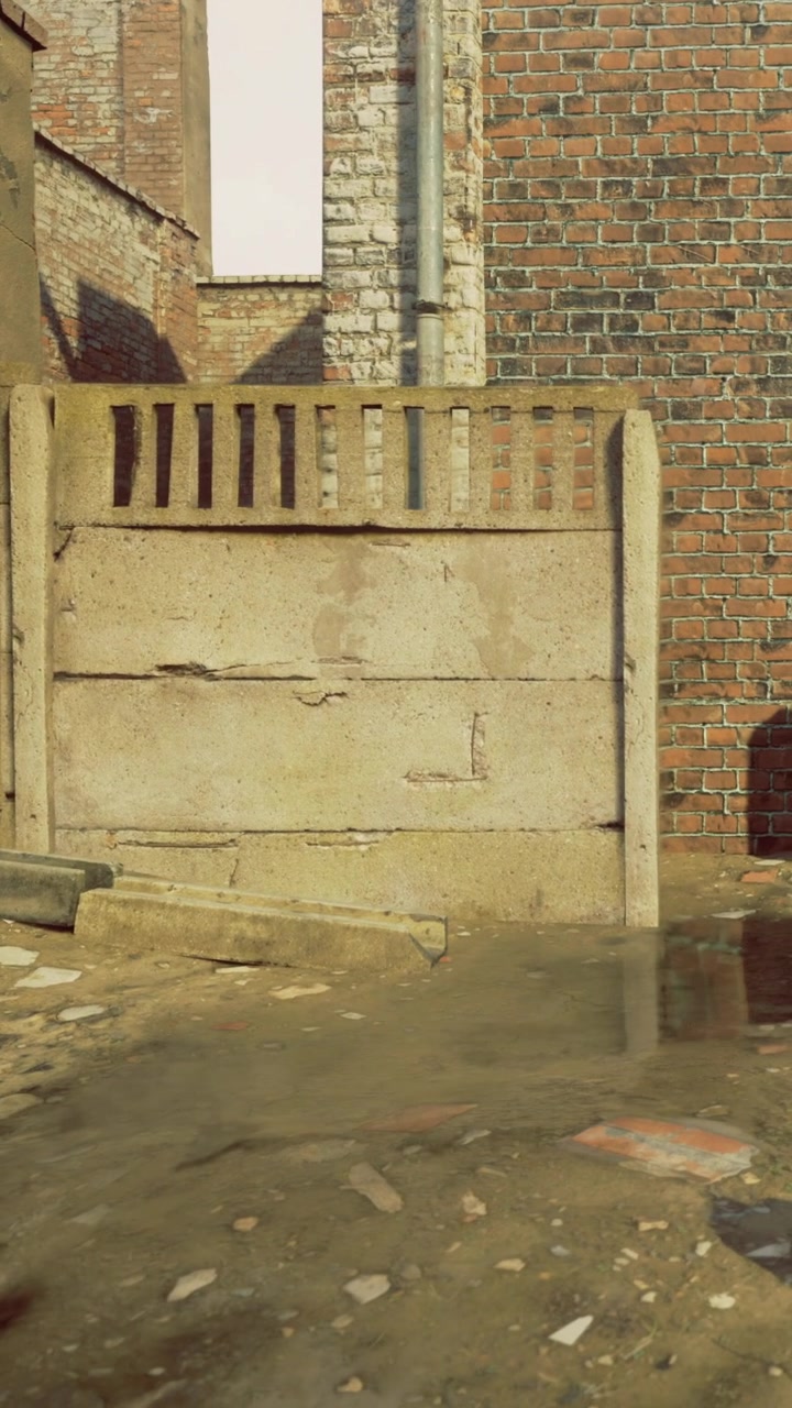 Vecchio muro di cemento in un'area urbana con tracce di acqua stagnante