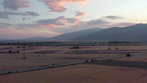 Hermoso-Vuelo-Al-Atardecer-Hacia-Las-Montañas-Balcánicas-En-El-Valle-De-Kazanlak-Bulgaria-Campos-De-Lavanda