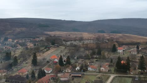 Vista-Aérea-Del-Cementerio-Del-Pueblo-Húngaro-Alsópetény-En-Invierno