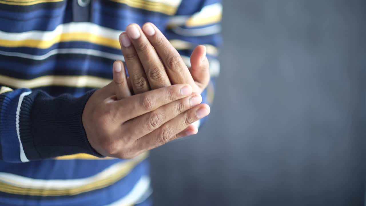 primer plano de una persona sosteniendo su mano y muñeca