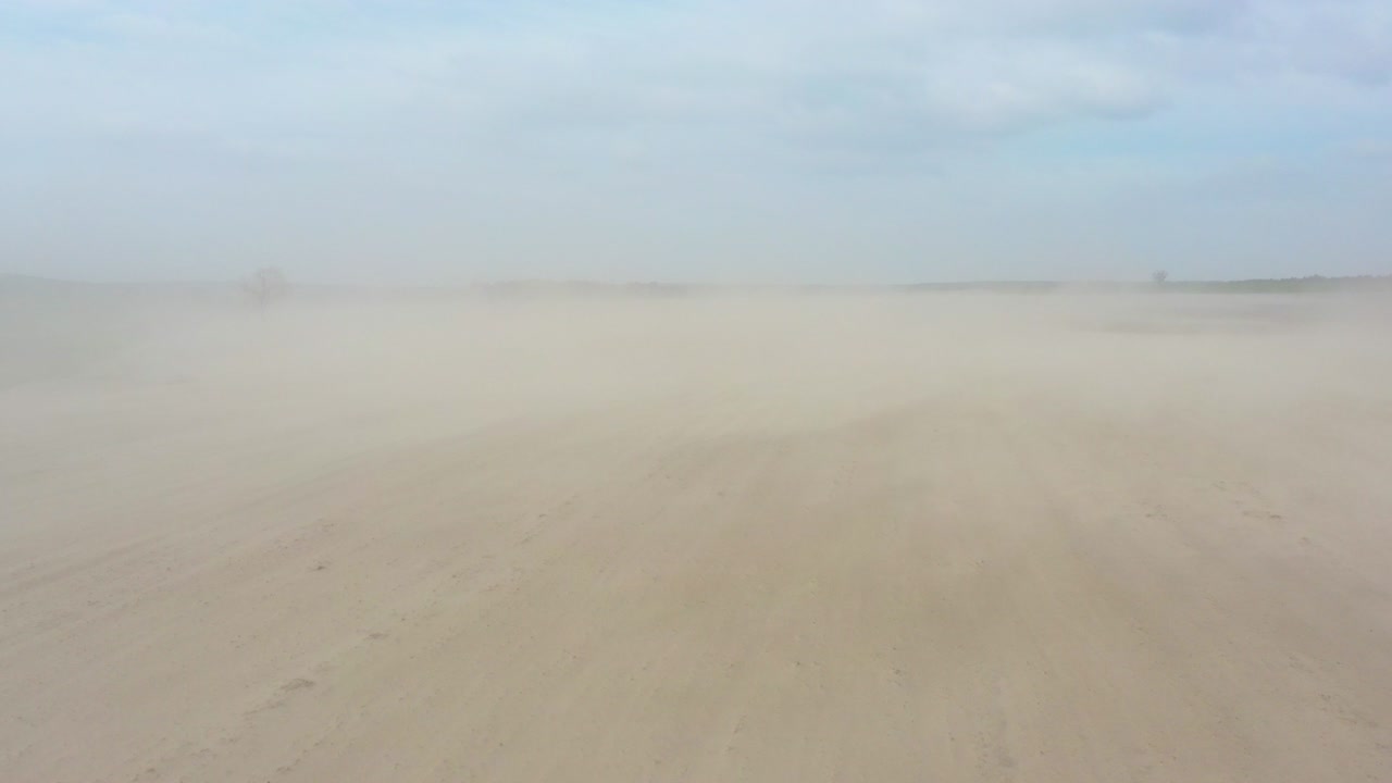 에서 먼지 폭풍은 검은 토양과 작물의 비옥한 층을 파괴합니다.