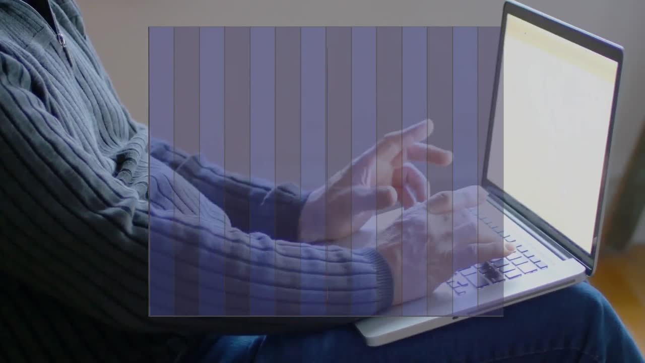 노트북을 사용하는 사람 위의 데이터 처리 애니메이션