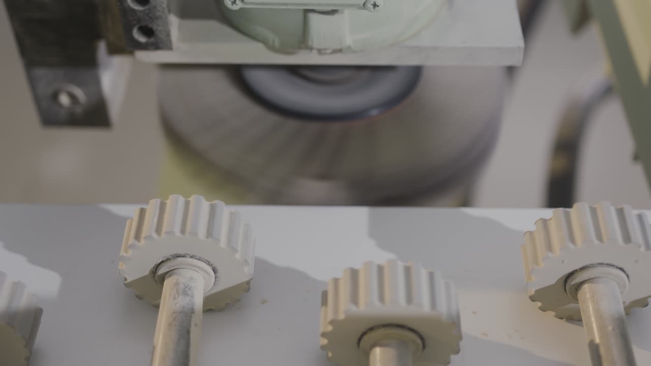 промышленная шлифовальная машина в работе