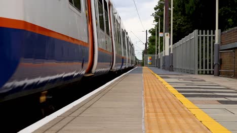 un tren entrando en una estación