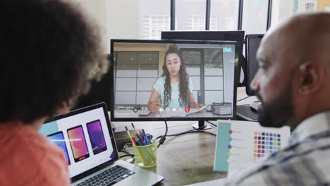 hombres de negocios afroamericanos en videollamada con una colega caucásica en la pantalla