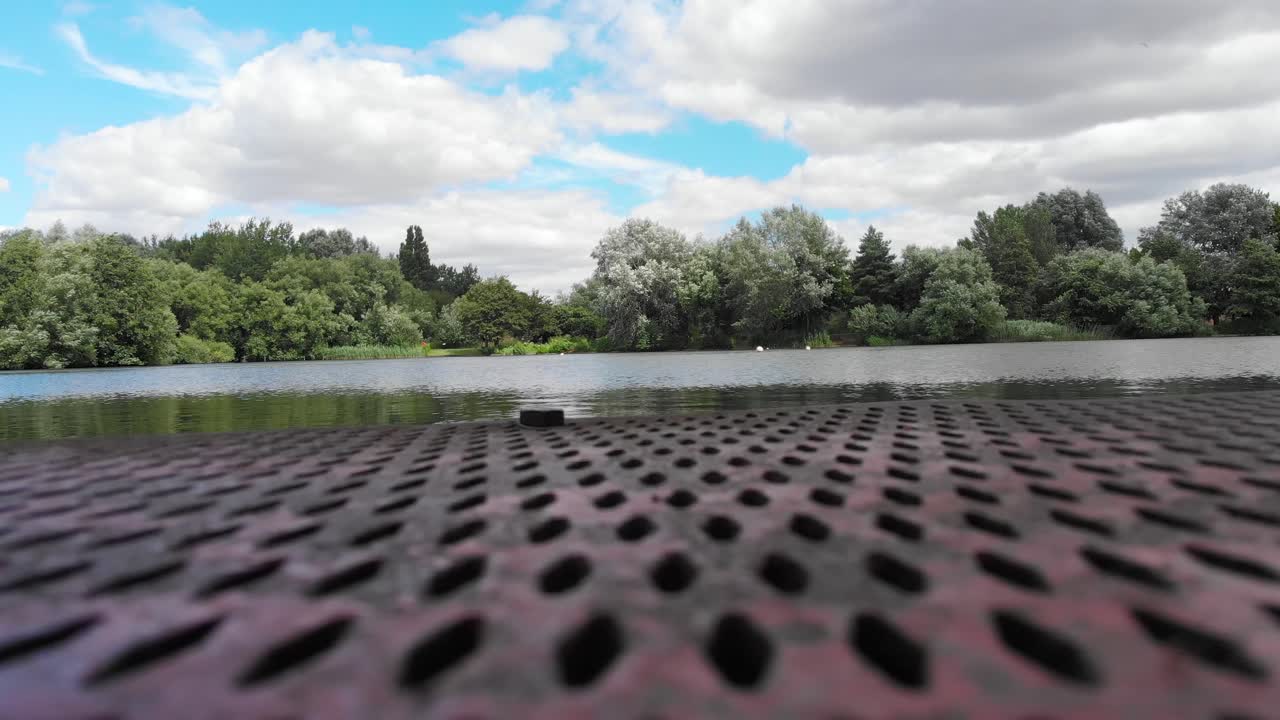 녹색 영국 공원의 저속 빛과 그림자