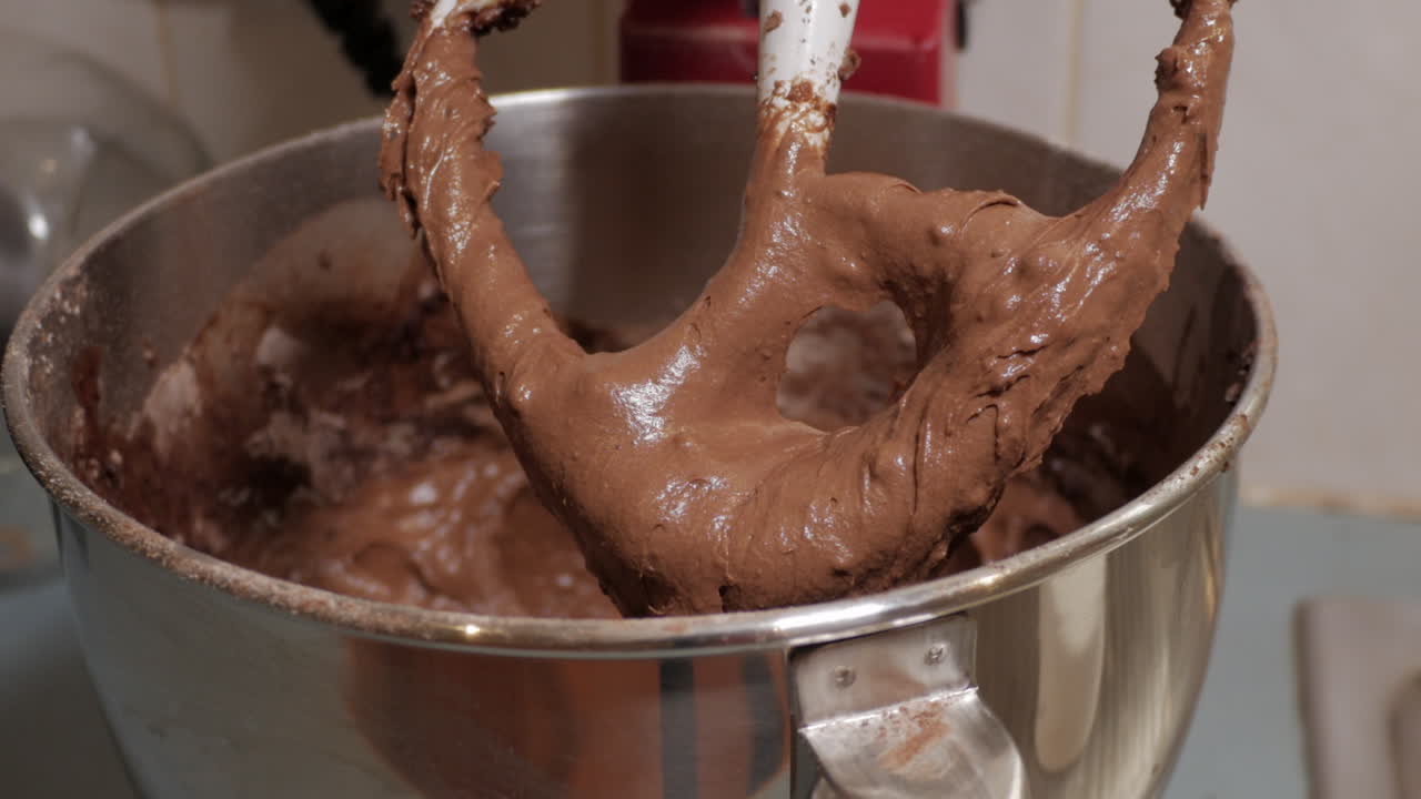 Uomo che prepara una torta al cioccolato