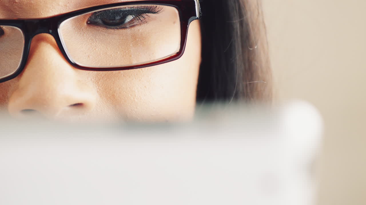 mujer joven atractiva usando una tableta digital, una computadora, una pantalla táctil, un ipad