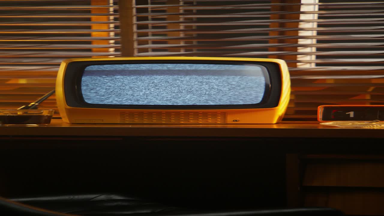 1970 년대 레트로 오피스 장면과 빈티지 tv