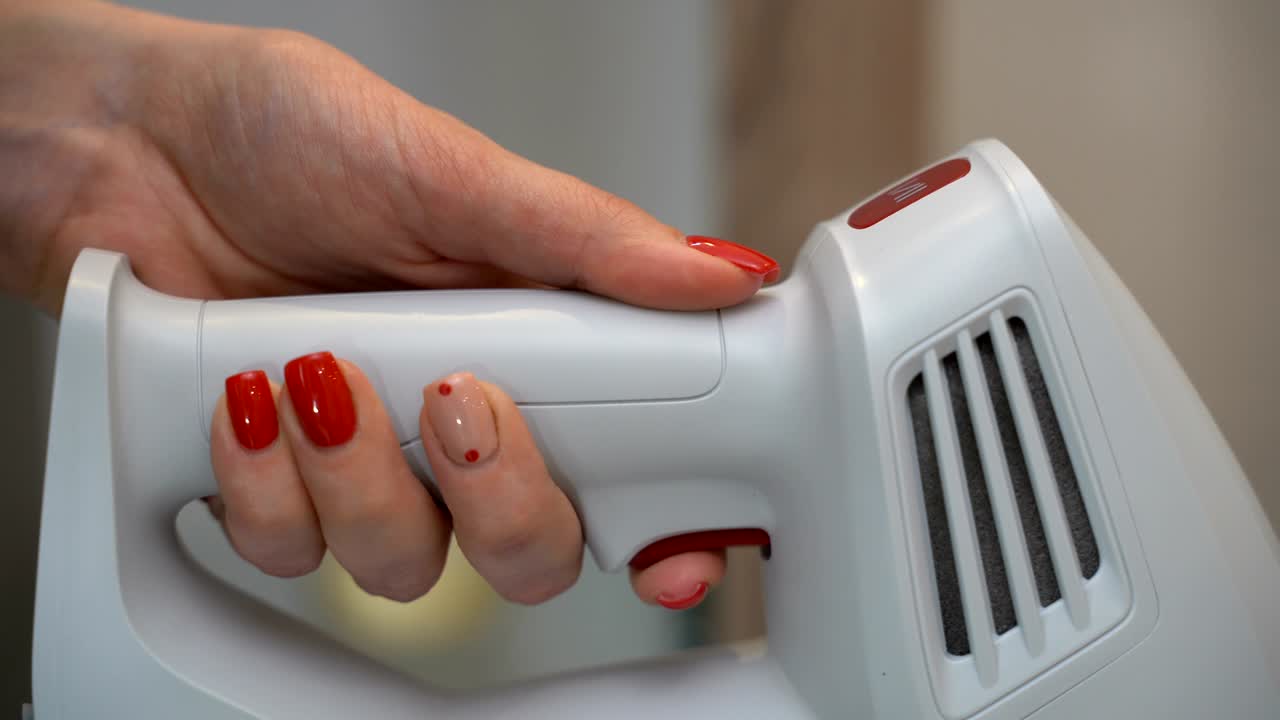 소녀가 진공청소기를 켜고