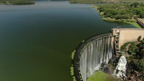 Drohnenaufnahmen-Aus-Der-Luft---Staumauerwasser,-Das-Mit-Wasserfall-überläuft