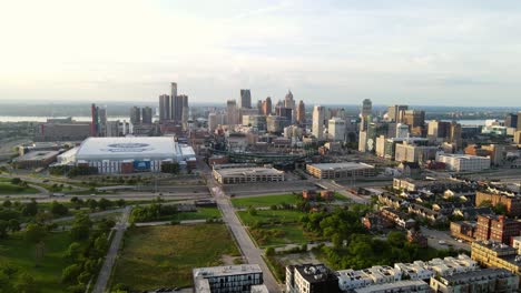 Toma-Aérea-Del-Espacio-Verde-Urbano,-El-Centro-De-Detroit-Con-El-Parque-Comercial-De-Béisbol-Y-El-Campo-De-Fútbol-De-Ford