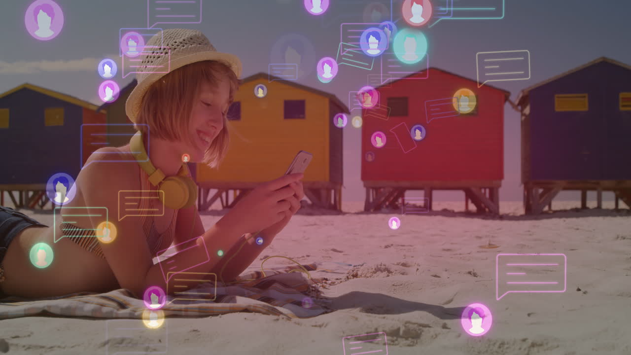 animación del icono de las redes sociales sobre mujer caucásica con teléfono en la playa.