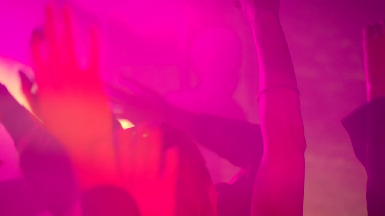 en una fiesta en manos en cámara lenta