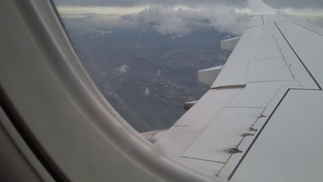 paisaje borroso a través de la ventana de un avión por un clima gris