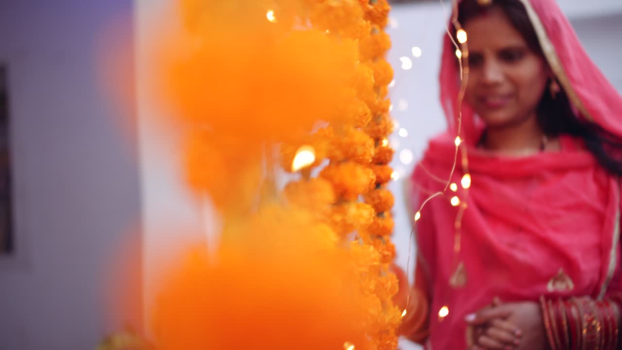 Giovani genitori con la figlia festeggiano e decorano per il festival di Diwali