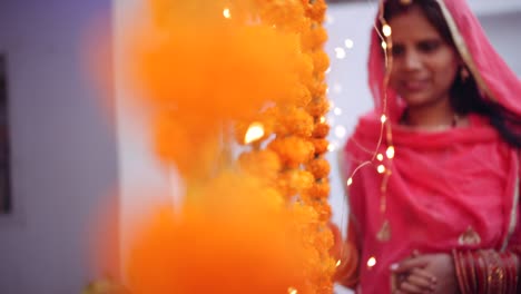 los padres jóvenes con la hija celebran decoran para el festival de diwali
