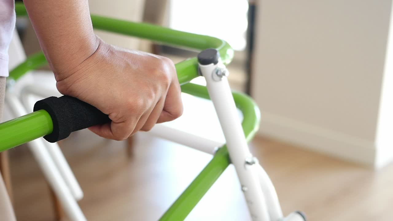 초록색과 색의 워커를 사용하는 사람