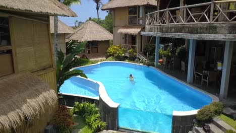 salto de cabeza de niña en la piscina