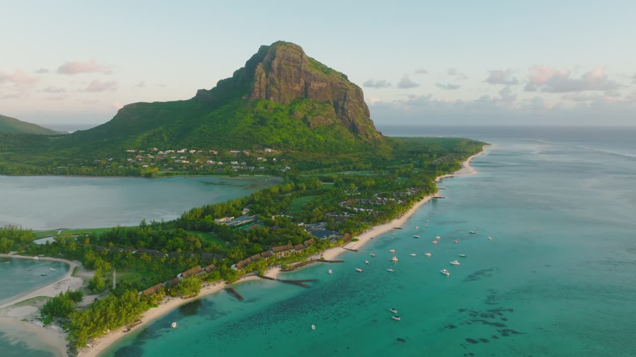 아름다운 풍경, 야생 자연, 바위 산과 함께 열대 섬, 울창한 초록색 정글, 나무, 과 은 푸른 바물, 은 날 바다, 배경에 아름다운 파란 하늘.