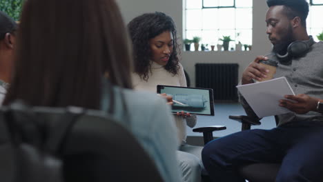 Afroamerikanische-Geschäftsleute-Brainstorming-Ingenieure-Entwerfen-Prototypen-Einer-Triebwerksturbine-Mithilfe-Eines-Tablet-Computers.-3D-Technologie.-Kreativteam-Arbeitet-Zusammen-Und-Tauscht-Ideen-Bei-Bürobesprechungen-Aus