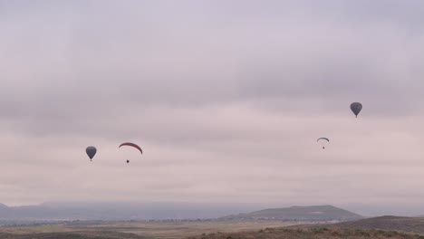 Temecula-Ballon--Und-Weinfest,-Zwei-Heißluftballons-Mit-Zwei-Gleitschirmen,-Aufgenommen-Von-Einer-Drohne