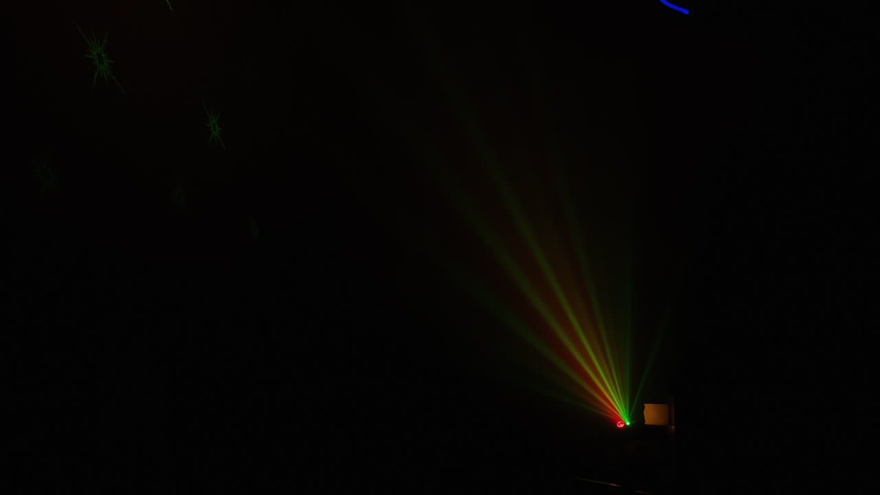 láseres coloridos en fondo negro, fondo abstracto, video vertical