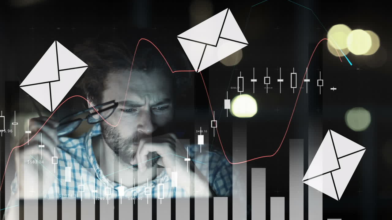 이메일 봉투 아이콘과 그래프의 애니메이션 인터페이스에서 컴퓨터에서 일하는 피곤한 사람