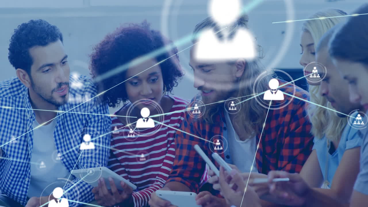 animación de la red de conexiones con las personas iconos sobre diversas personas de negocios en la oficina