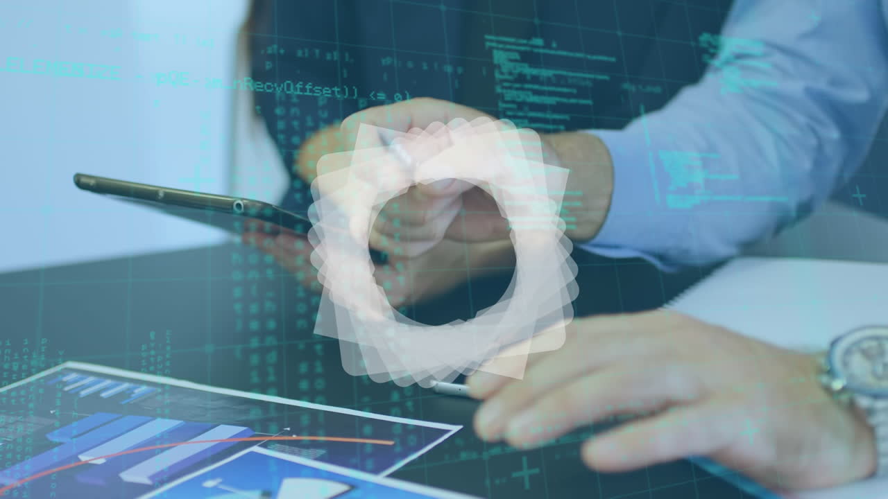 animación de formas blancas y procesamiento de datos sobre diversas personas de negocios