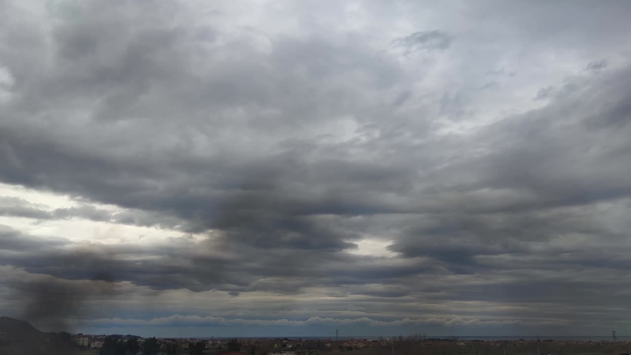 하늘의 연기: 파란 하늘 배경에 불, 불 또는 불꽃에서 나온 검은 연기.