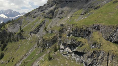 Ladera-Empinada-E-Intacta-De-Una-Montaña-En-Los-Alpes-Suizos-Con-Un-Maravilloso-Río-Rompiendo-Río-Abajo