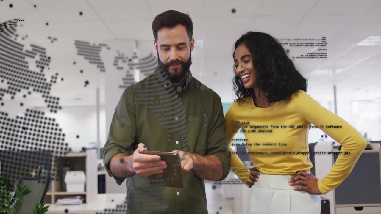 animación del procesamiento de datos financieros sobre diversas personas de negocios en la oficina