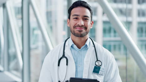 Feliz-Hombre-Asiático,-Médico-Y-Tableta-En-Atención-Sanitaria