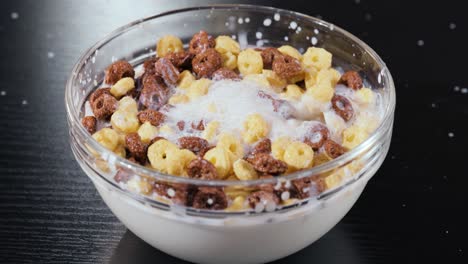 Frühstück-Schokoladen-Mais-Müsli-In-Einer-Schüssel-Mit-Milch.