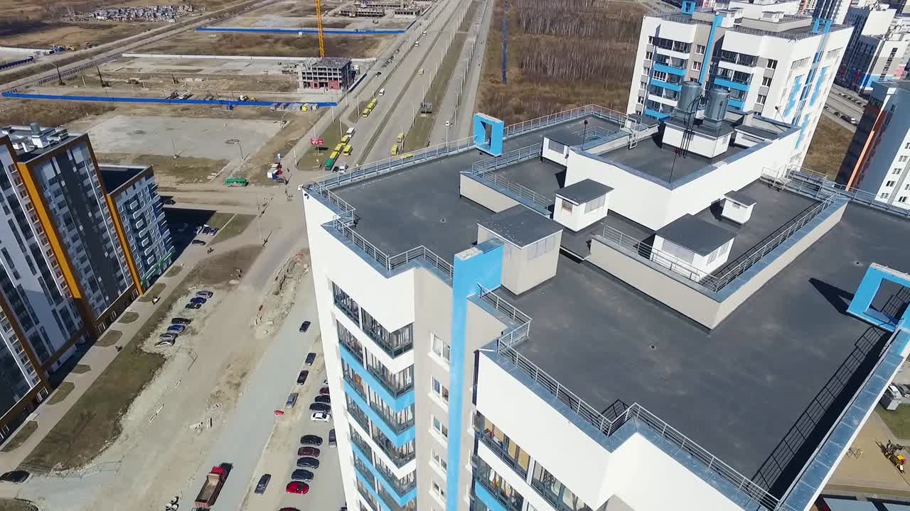 vista aérea de un complejo de edificios de apartamentos en construcción