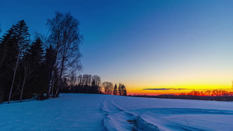 timelapse de colorido sol poniente sobre paisaje nevado al atardecer