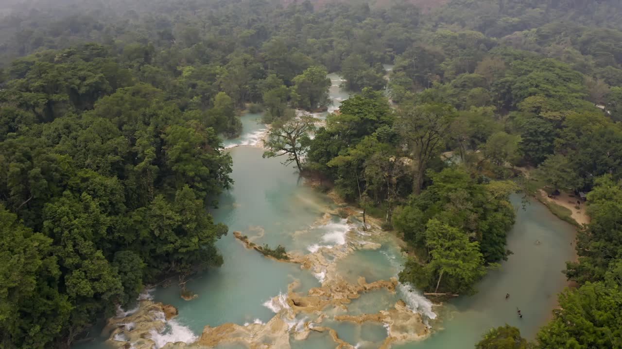 Ripresa aerea con drone delle cascate di Agua Azul a Chiapas, in Messico. La prospettiva mostra la splendida acqua turchese che scende a cascata sulle formazioni calcaree.