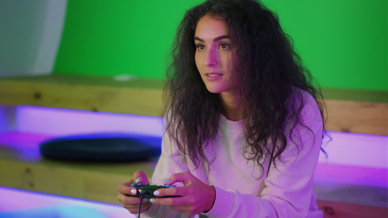 mujer jugando a videojuegos