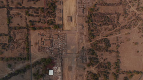 Aerial-birds-eye-overhead-top-down-panning-view-of-ancient-archaeological-site.Ancient-site-with-architecturally-significant-Mesoamerican-pyramids,-Teotihuacan,-Mexico