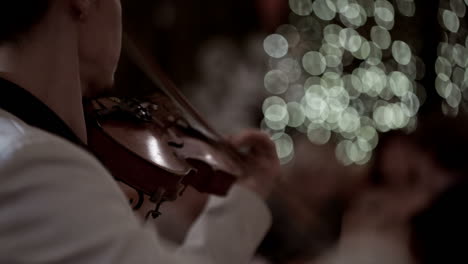 hombre tocando violin